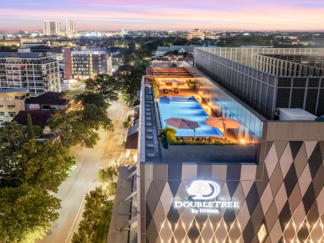 DoubleTree-by-Hilton-Vientiane-Rooftop-Bar-and-Swimming-Pool - Moyenne