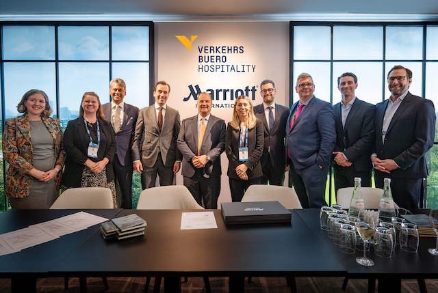 Cérémonie de signature entre Marriott International et Verkehrsbuero @ credit Marriott International