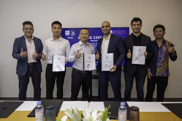 From Left to Right Yap Lip Seng - CEO RJJ Hotels Sdn. Bhd, Liu Hegeng - General Manager Hotel Department Sanher Investment & Development Co., Ltd, Zhou Ying - Director Sanher Investment & Development Co., Ltd Amin Sidek - Executive Director RJJ Hotels Sdn. Bhd Dato' Seri Shaheen Shah - Managing Director RIYAZ International Sdn. Bhd Ng Kok Ming - Director NOVAC Hospitality Sdn. Bhd