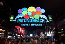 Thaïlande, ouverture 2029 | Des investisseurs monégasques et hongkongais misent 3,8 Mds € pour développer un gigantesque complexe de loisirs à Phuket PHUKET, THAILAND - APRIL 15, 2023: Patong Beach Bangla Walking Street sign as seen in the night.