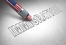 Immigration 🇺🇸 | Trump suspend les raids de l’ICE dans les secteurs clés comme l’hôtellerie US Immigration Control and United States anti-immigration concept or American immigrant refugee crisis as a symbol of migration being erased with a US flag as a social issue on refugees or illegal immigrant deportation policy.