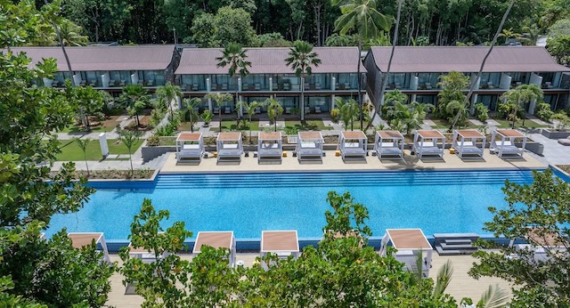 @ credit avani plus barbarons_seychelles_pool_exterior_view