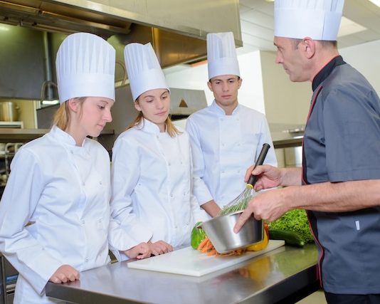 Social, HCR France | Les salaires des apprentis revalorisés à compter du 1er août 2025 Apprentissage, rémunération @ credit Depositphotos