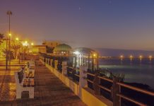 Projet, Maroc | À Dakhla, le Groupe Tadlaoui se lance dans l’hôtellerie Corniche in Dakhla at night. Dakhla, Western Sahara, Morocco.
