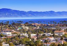 Deal à 82,2 M$, Californie | À Santa Barbara, LVMH a vendu l’El Encanto Hotel (Belmond) Orange Roofs Buildings Coastline Pacific Oecan Santa Barbara California