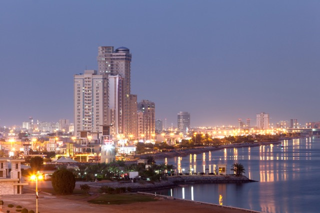 Corniche de Ras al-Khaimah illuminée au crépuscule @ creditDepositphotos