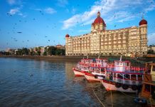 Développement, Inde | Les ambitions d’Indian Hotels (Taj,…) entre acquisitions (de boutiques hôtels) et créations Tourist boats in front of the famous Taj Hotel in the morning