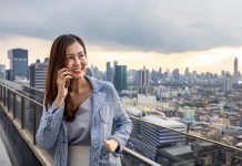 Étude JLL | Hôtels lifestyle, l’Asie-Pacifique à la tête d’une révolution hôtelière ! Asian business woman in formal suit is phone calling customer while standing outside skyscraper building for marketing, connection, corporate work, real estate, housing and urban development