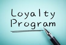 Fidélité sans frontière | Maritim et Millennium connectent leurs réseaux ! Text Loyalty Program with underline and a ball pen aside.