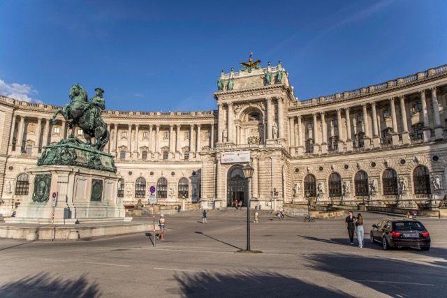 Vienne, Autriche - 24 août 2024 : Célèbre palais des Hofburg sur la place Saint-Michel (Michaelerplatz) à Vienne, Autriche@ credit Depositphotos