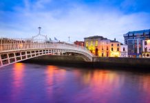 Ouverture 20 nov., Dublin | ☘️ The Hoxton Dublin, un “open house” hipster arrive en centre-ville Dublin Quay au crépuscule @ credit Depositphotos.com