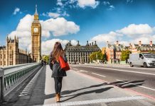 Asset, UK | À Londres, Norlake Hospitality cède le Hoxton Southwark pour 150 M£ à Yellow Tree London city urban lifestyle tourist woman walking. Businesswoman commuting going to work on Westminster bridge street early morning. Europe travel destination, England, Great Britain, UK.