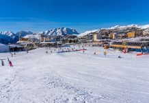 France Montagnes dévoile sa saison hiver 2025 : innovations, jeunesse et nouvelles expériences Alpe D'Huez, FRANCE - 01.01.2022: Famous ski resort in French Alps, France, Europe. Skiers skiing on the mountain, ski lift, family sports weekend, holidays in the snow mountains concept. Winter times
