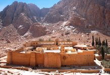 Égypte | Au pied du mont Sinaï, un projet hôtelier sous le feu des critiques Monastery of St. Catherine in Egypt, Sinai mountains