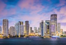 USA, ouverture 2030 | SIRO Hotels (Kerzner) annonce son arrivée à Miami avec SIRO Brickell Skyline of Miami, Florida, USA at Brickell Key and Miami River.