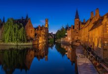Deal, Belgique | Black Label Hotels renforce sa présence en Belgique avec l’acquisition de l’Hôtel de’ Medici à Bruges Bruges le soir à l'heure bleue. Le canal Rosary Quay dans le centre historique @Depositphotos.com