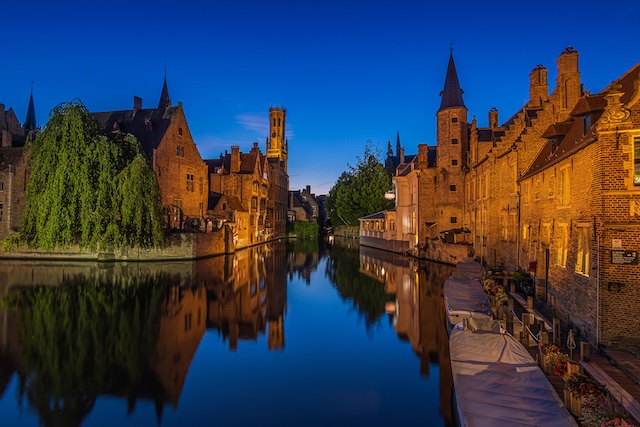 Bruges le soir à l'heure bleue. Le canal Rosary Quay dans le centre historique @Depositphotos.com
