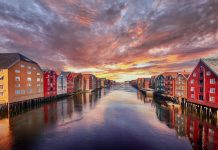 Ouverture 09 2026, Norvège | À Trondheim, Villa Nord va rejoindre le portefeuille de Nordic Hotels & Resorts Colorful houses over water in Trondheim city - Norway @ credit Depositphotos