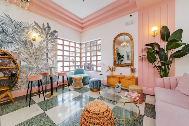 Namron Hospitality ouvre Le Particulier Miami, hôtel boutique Art déco de 54 chambres, marquant l’arrivée du groupe mexicain aux États-Unis.