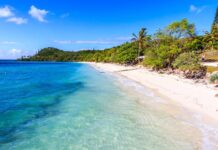 Ouverture 1er janvier 2026, Nouvelle-Calédonie | Sous surveillance judiciaire, le Wadra Bay lance son « dry run* » sans le soutien d’IHG Plage de Lifou @ credit Depositphotos.com