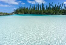 Pacifique, projet | En Nouvelle-Calédonie, Infinitude Hospitality signe son premier projet hôtelier dans le Pacifique Sud beautiful seascape of natural swimming pool of Oro Bay, Isle of Pines, New Caledonia. aquamarine translucent water.