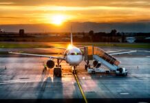 Jets privés | LunaGroup Charter mise sur la Coupe du Monde 2026 pour conquérir le marché nord-américain de l’aviation d’affaires Airplane near the terminal in an airport at the sunset @ credit Depositphotos