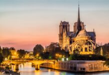 ⚖️ Locations illégales à Paris | Deux condamnations record, jusqu’à 150.000 euros d’amende Notre-Dame de Paris by night and the seine river France in the city of Paris in france
