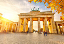 Conversion 2027, Allemagne | a&o Hostels acquiert un immeuble de bureaux à Berlin pour créer la plus grande auberge de jeunesse d’Europe Berlin @credit Depositphotos