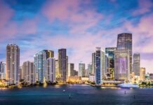 Branding | Aman débarque à Miami avec un prêt de 464,5 millions de dollars pour le futur Atma Miami Skyline of Miami, Florida, USA at Brickell Key and Miami River.
