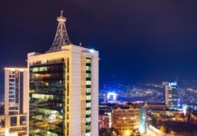 Ouverture 07 2027, Rwanda | Aleph Hospitality signe son troisième hôtel à Kigali avec Best Western Premier Kigali, Rwanda - August 17 2022: Kigali city centre lit up at night with Pension Plaza, City Tower and other buildings in view.