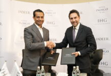 Égypte | IHG renforce son développement dans le pays avec la signature de l’Indigo Cairo New Administrative Capital Cérémonie de signature Mahmoud Abou Al Khair et Haitham Mattar @ credit IHG