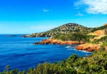 Ouverture 2 avril 2026, Riviera | Dalofi s’offre La Réserve Estérel à Saint-Raphaël et franchit le cap des 700 chambres Iles des Vieilles and Cap Esterel mountain in the south of France