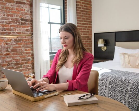 Hilton lance le Hilton AI Planner, son concierge digital propulsé par l’intelligence artificielle The Wilbur Lititz Tapestry-Collection-by-Hilton Guest in Guest Room